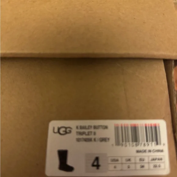NIB Ugg Bailey button boots - Picture 6 of 6